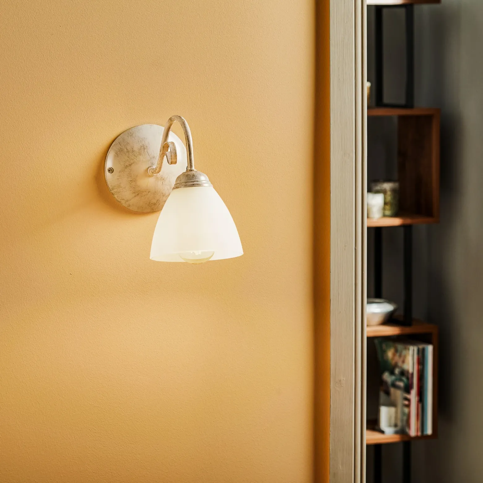 Aplique de pared Adoro con pantalla de cristal, blanco