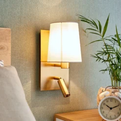 Aplique de pared Aiden de Lindby, 30 cm, latón antiguo, brazo de lectura LED