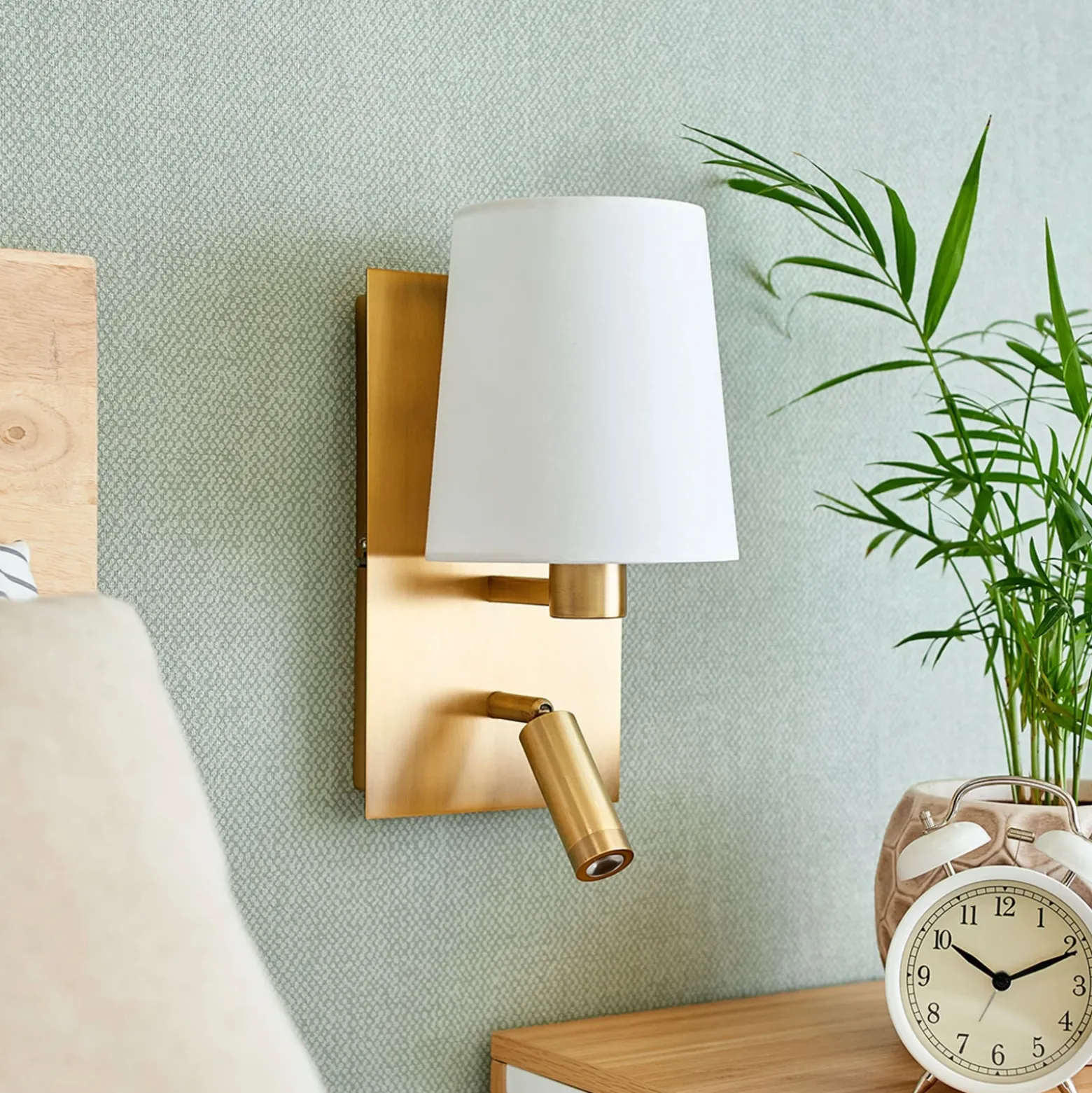 Aplique de pared Aiden de Lindby, 30 cm, latón antiguo, brazo de lectura LED