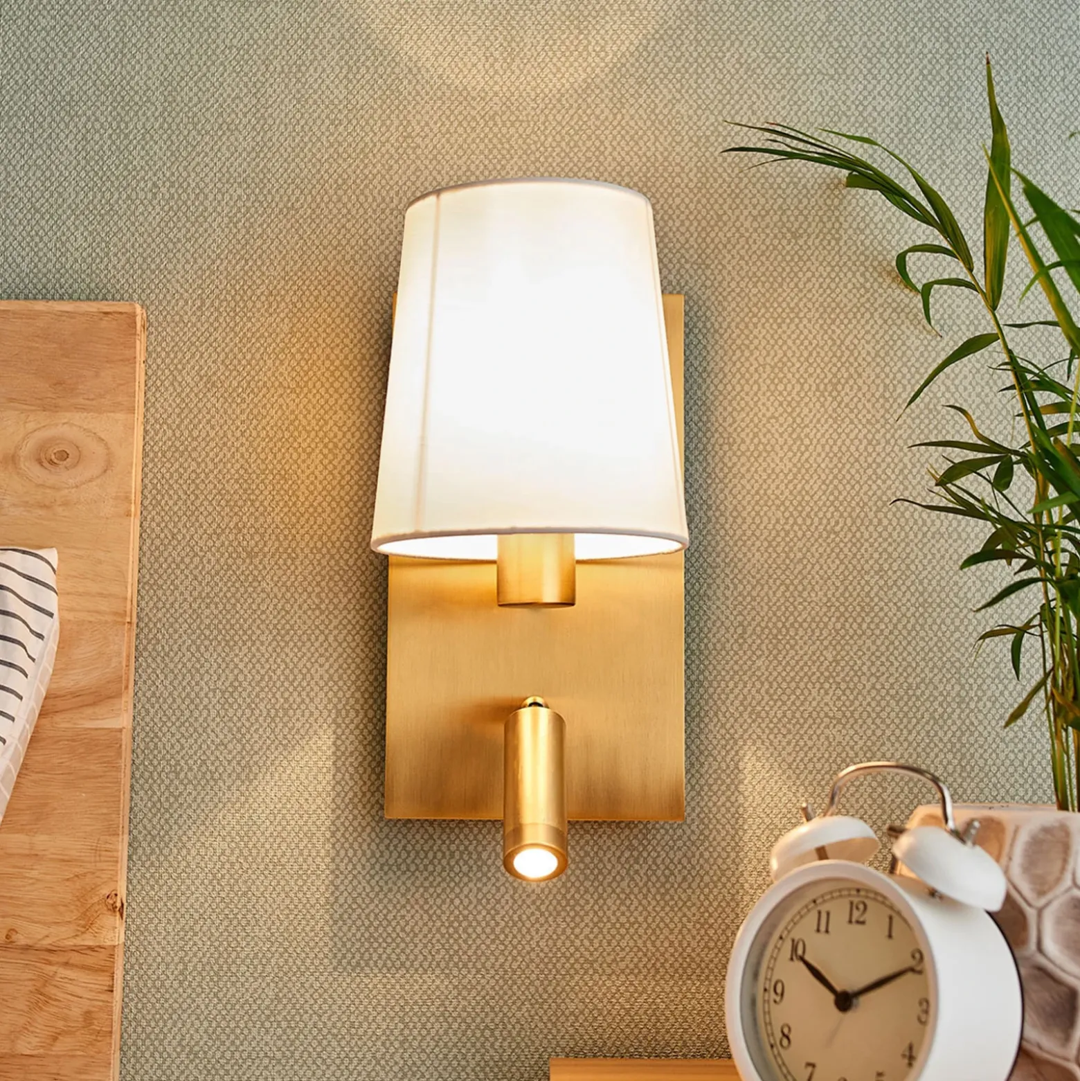 Aplique de pared Aiden de Lindby, 30 cm, latón antiguo, brazo de lectura LED