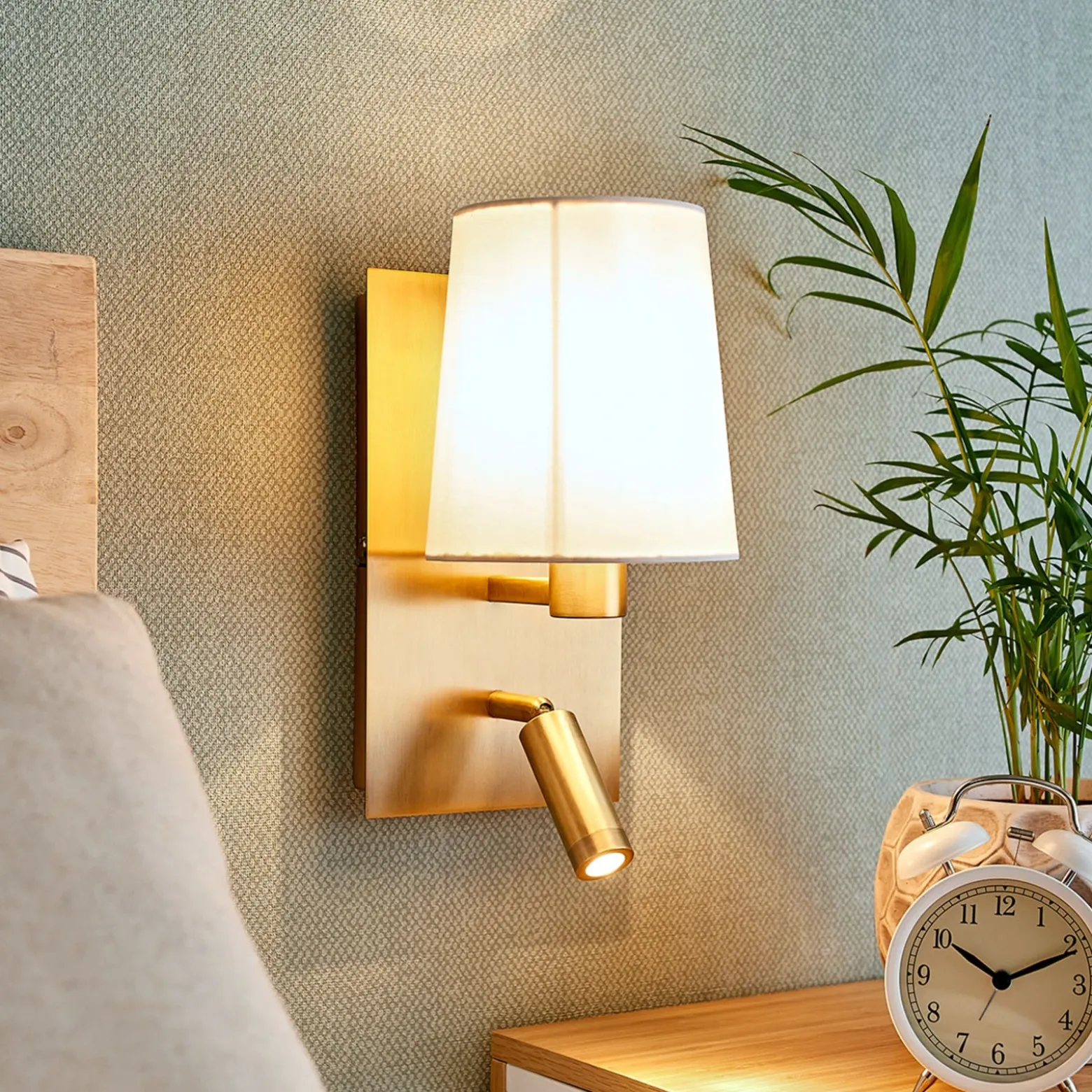 Aplique de pared Aiden de Lindby, 30 cm, latón antiguo, brazo de lectura LED