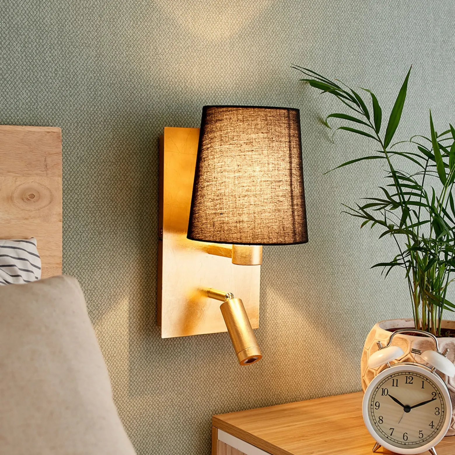 Aplique de pared Aiden de Lindby, 30 cm, negro, dorado, brazo de lectura LED