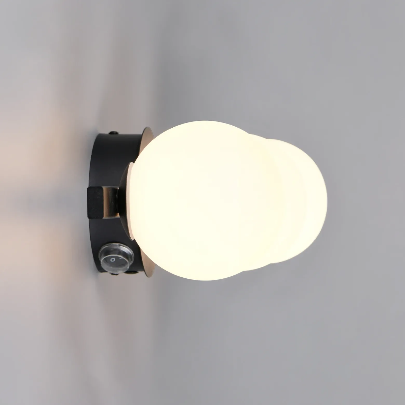 Aplique de pared Alfio, 50 cm, metal negro/cristal, IP44, 3 luces.