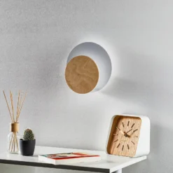 Aplique de pared Circle en blanco, placa decorativa en madera clara