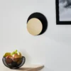 Aplique de pared Circle en negro con placa decorativa de madera
