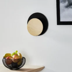 Aplique de pared Circle en negro con placa decorativa de madera