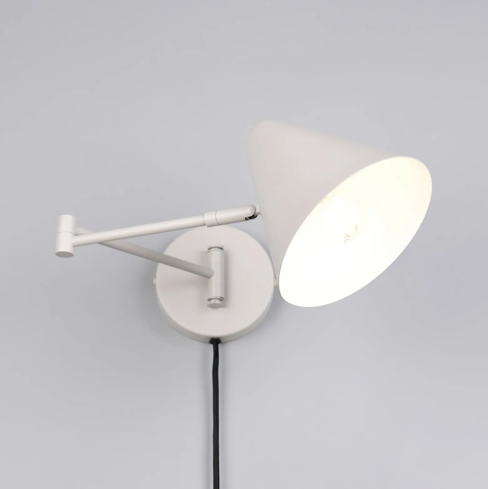 Aplique de pared Cosima, gris claro, saliente 54 cm, metal