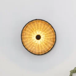Aplique de pared Costas, negro/madera clara, ratán, Ø 40 cm