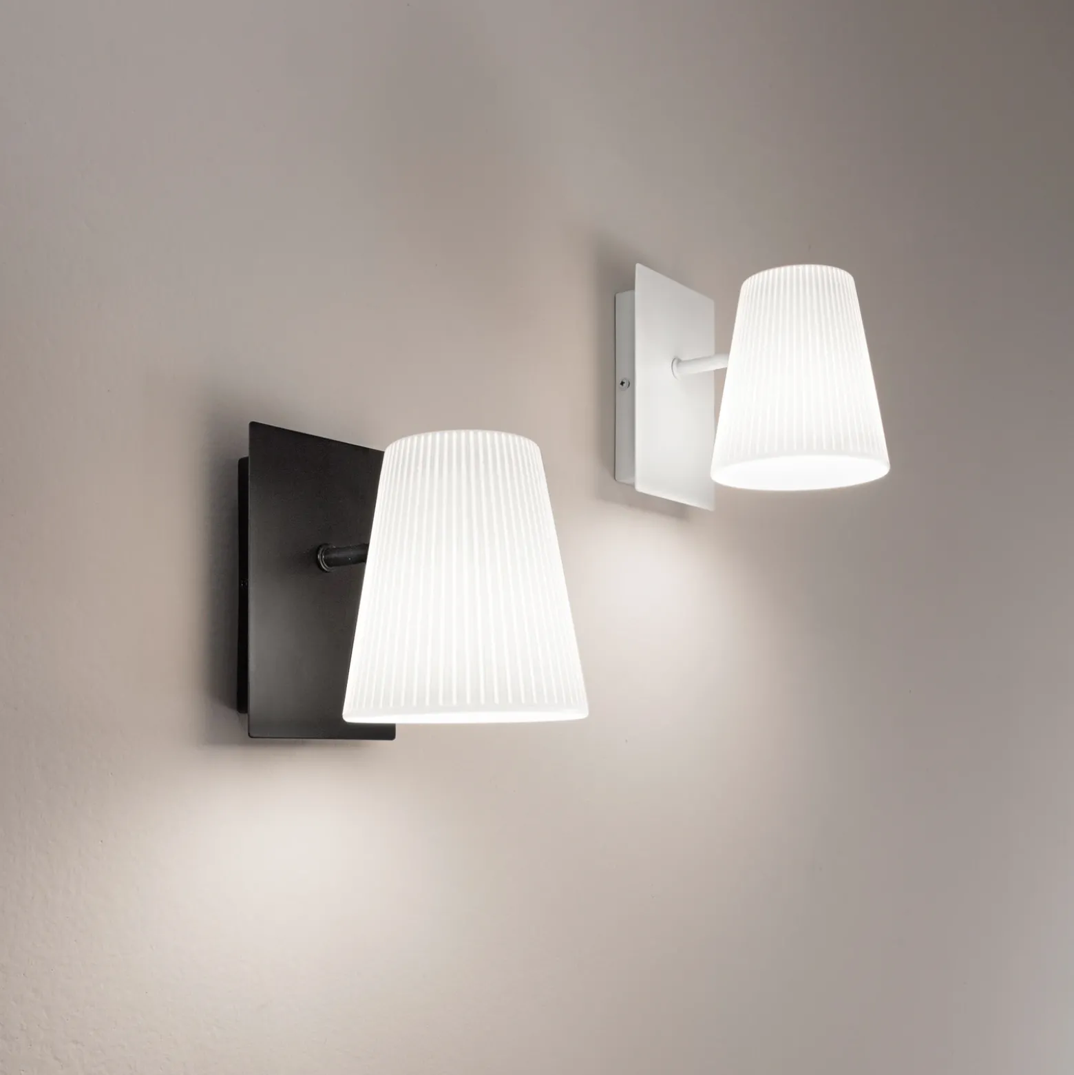 Aplique de pared Cult, blanco y negro, 11 cm de ancho, metal y tejido