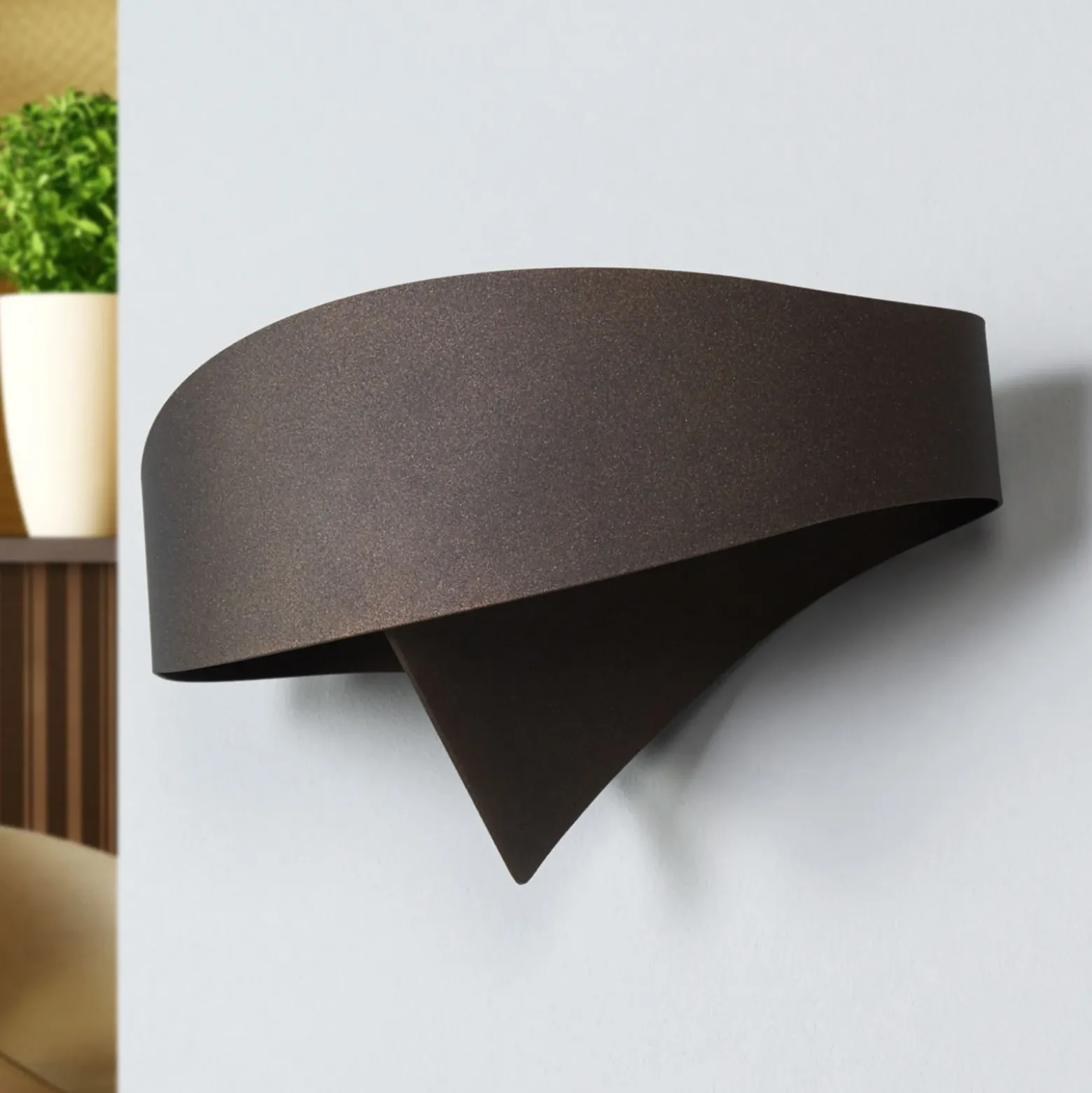 Aplique de pared de diseño en bronce Scudo