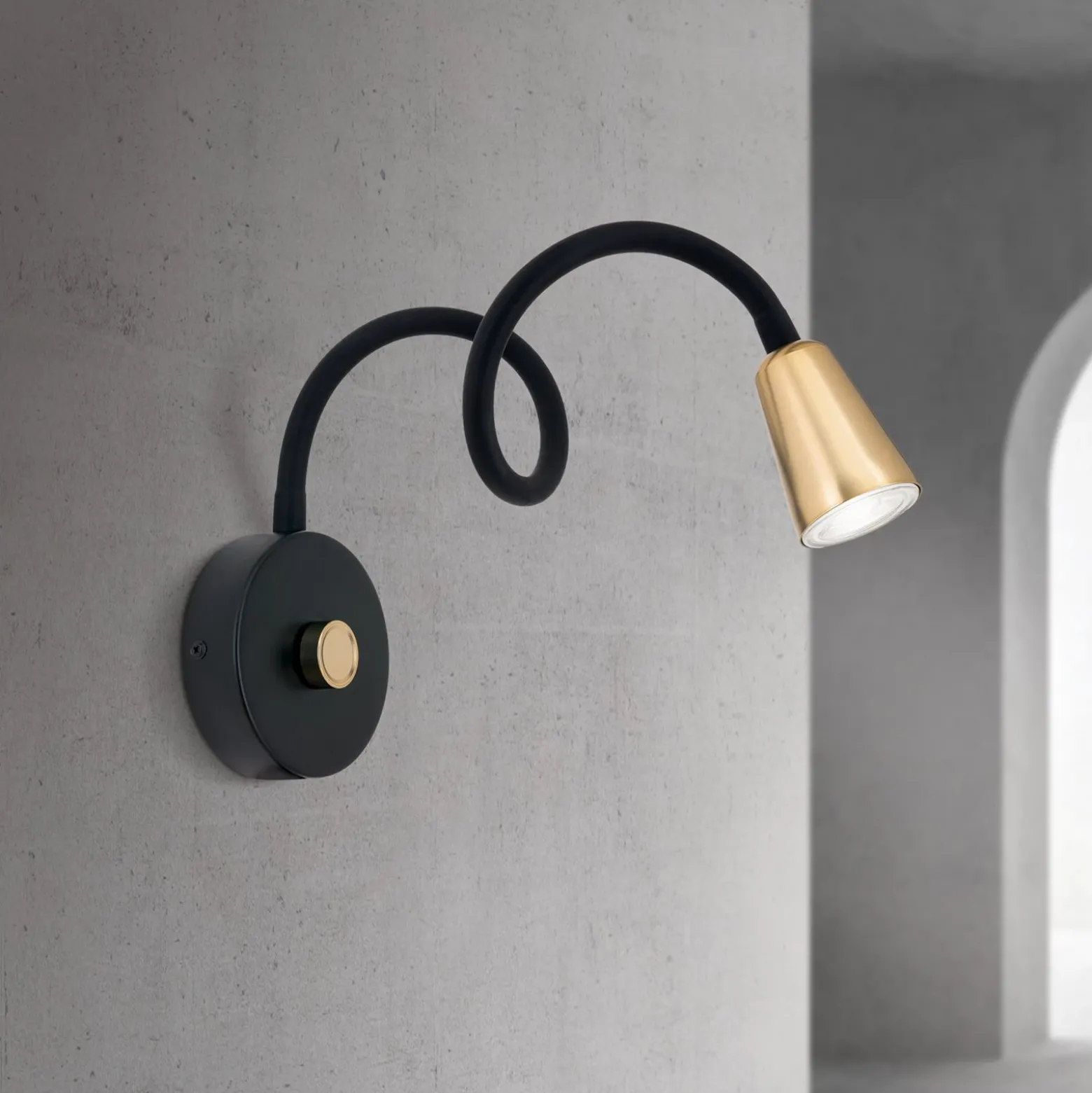 Aplique de pared Dotty, color latón, brazo flexible, atenuador, GU10