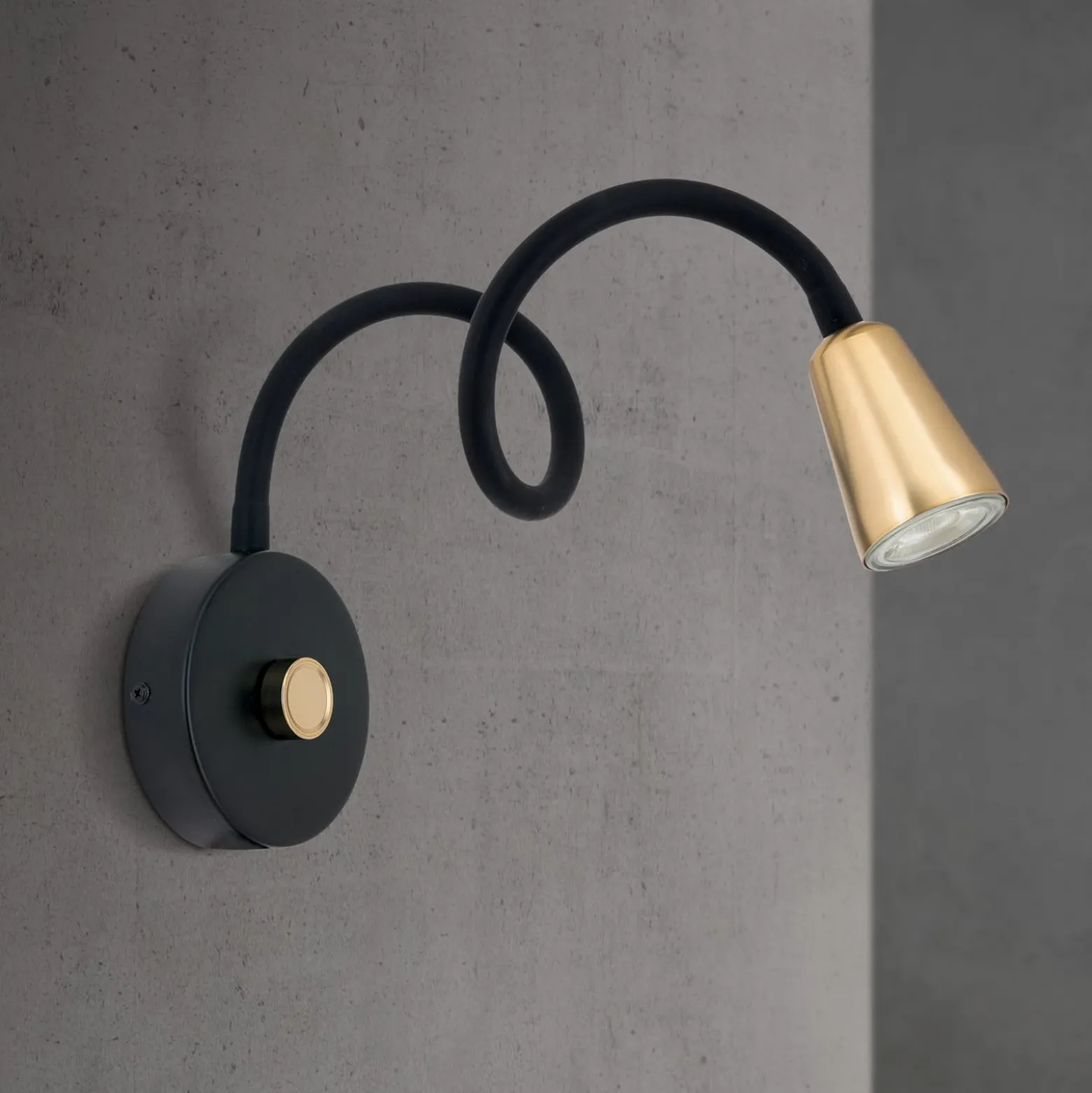 Aplique de pared Dotty, color latón, brazo flexible, atenuador, GU10