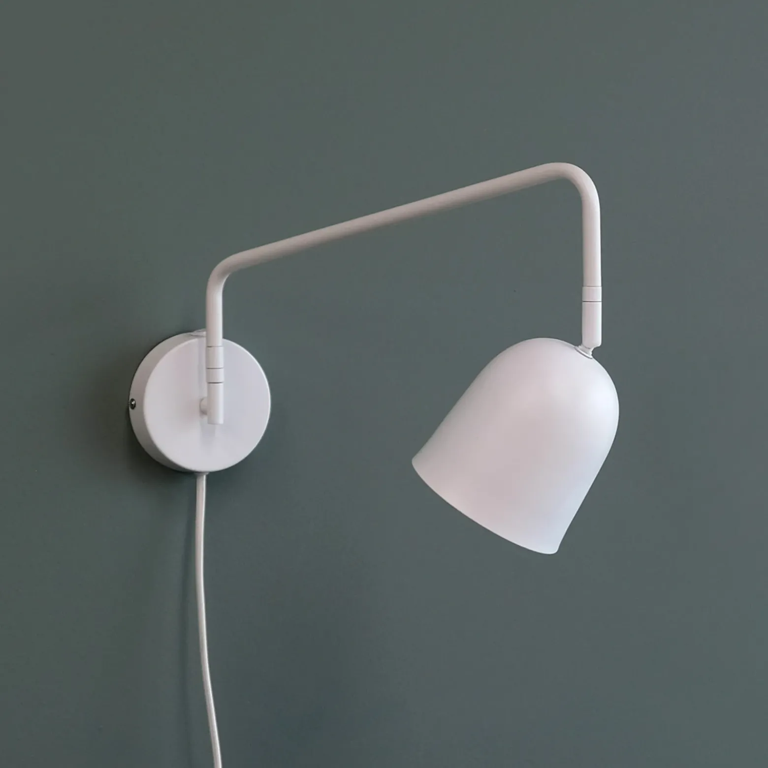 Aplique de pared Dyberg Larsen Manchester, blanca, saliente 45 cm