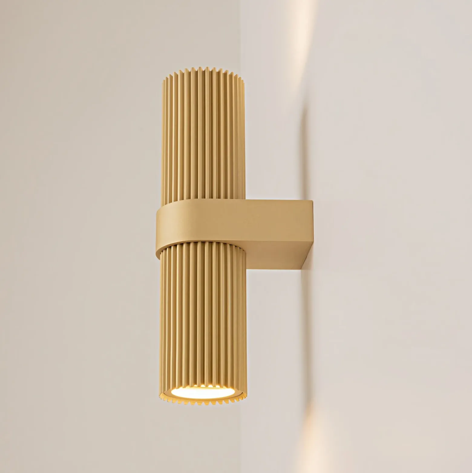Aplique de Pared DYNAMICS, color dorado, altura 23 cm, metal arriba/abajo