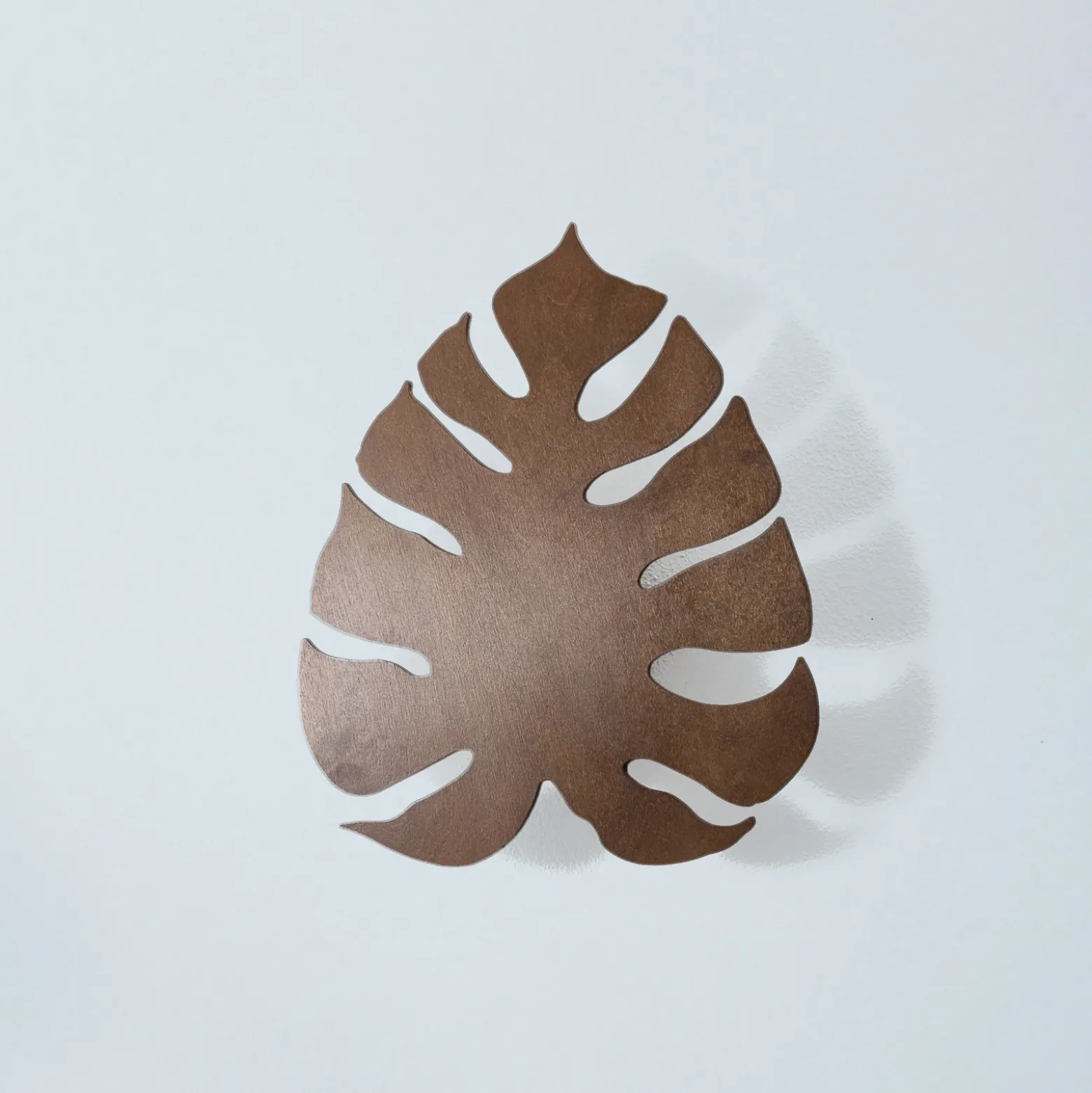 Aplique de pared Envostar Folah, forma de hoja, nogal, 40 x 35 cm