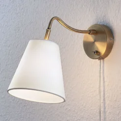 Aplique de pared Ethan de Lindby, blanco/latón antiguo, enchufe, 28 cm, E14