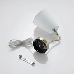 Aplique de pared Ethan de Lindby, blanco/latón antiguo, enchufe, 28 cm, E14