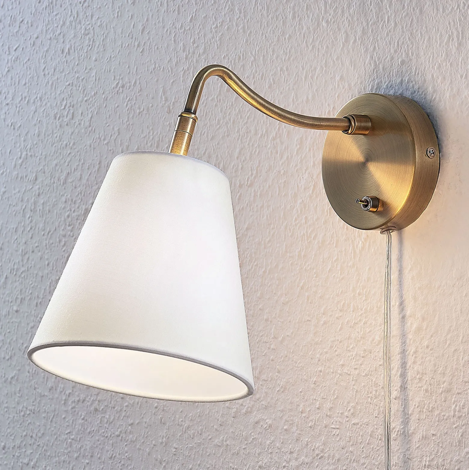 Aplique de pared Ethan de Lindby, blanco/latón antiguo, enchufe, 28 cm, E14