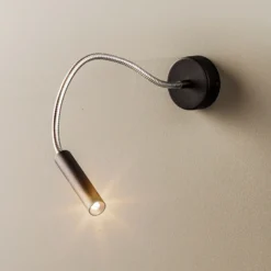 Aplique de pared Flexa con brazo flexible, negro