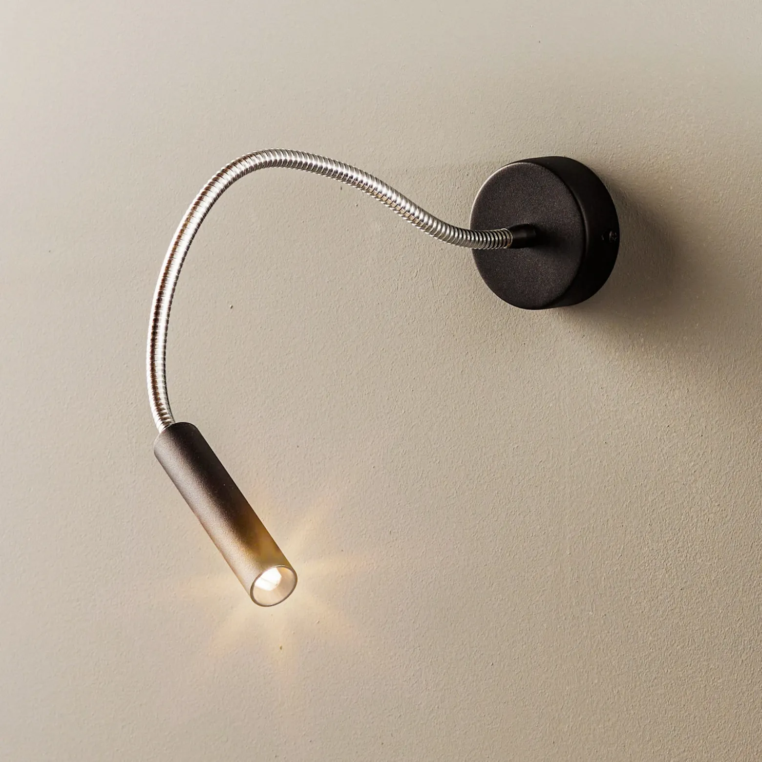 Aplique de pared Flexa con brazo flexible, negro