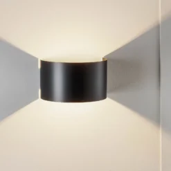 Aplique de pared Fold con pantalla curvada en negro