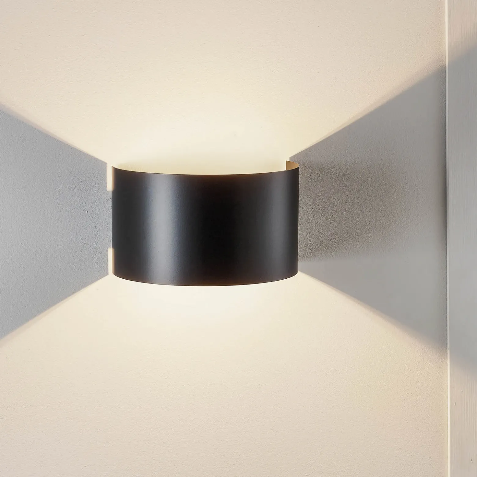 Aplique de pared Fold con pantalla curvada en negro