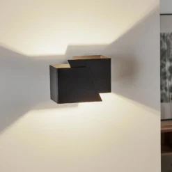 Aplique de pared Frost con forma angular, negro