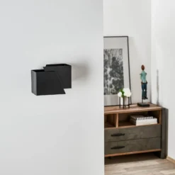 Aplique de pared Frost con forma angular, negro
