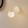 Aplique de pared Gama en blanco con bola de cristal