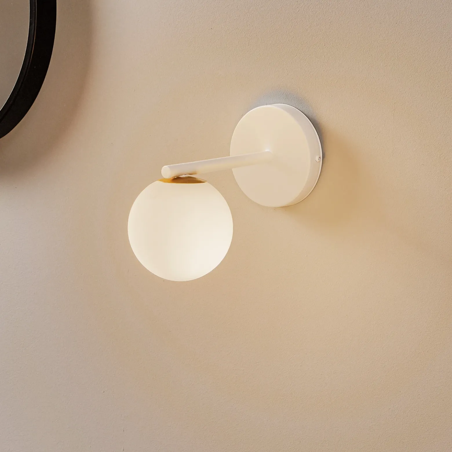 Aplique de pared Gama en blanco con bola de cristal