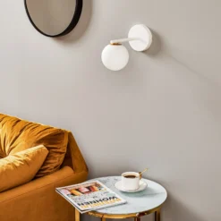 Aplique de pared Gama en blanco con bola de cristal