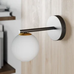 Aplique de pared Gama en negro con bola de cristal