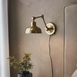 Aplique de pared Grimstad, color latón envejecido, hierro, enchufe