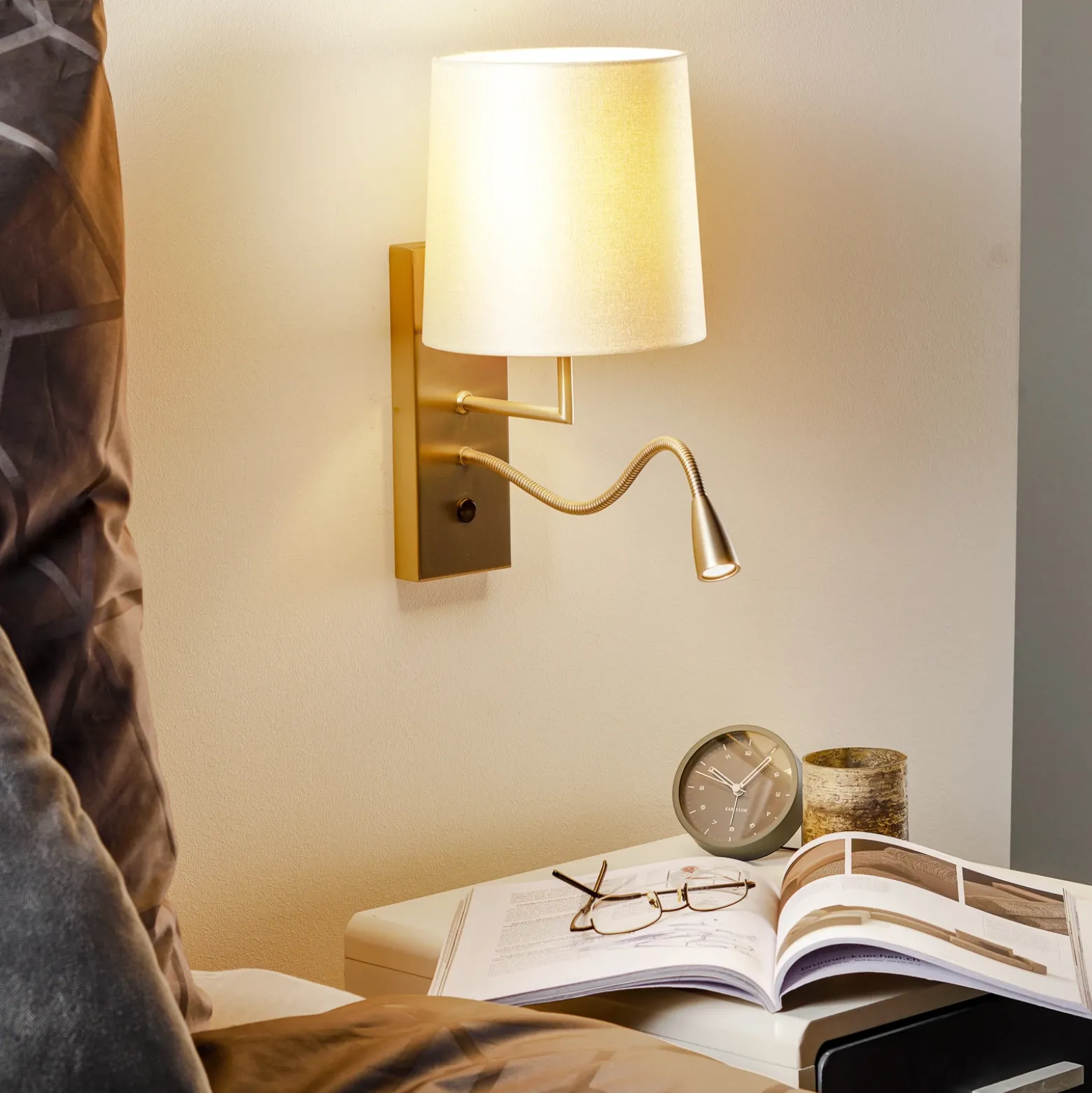 Aplique de pared Havanna con brazo de lectura LED blanco crema