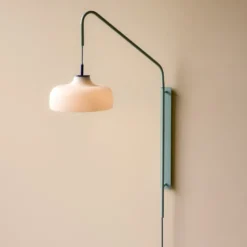 Aplique de pared HÜBSCH Current, azul claro, saliente 71 cm
