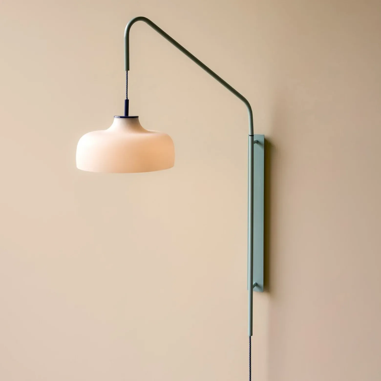 Aplique de pared HÜBSCH Current, azul claro, saliente 71 cm