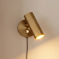 Aplique de pared Hubble de Globen Lighting, latón cepillado