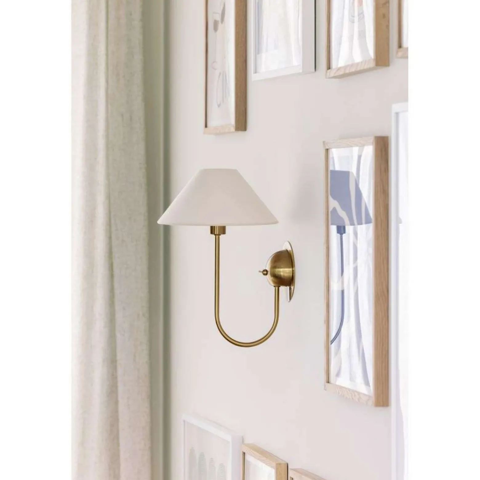 Aplique de pared IRIS de Globen Lighting, color crema, altura 32 cm