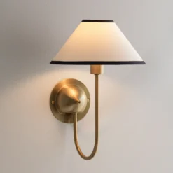 Aplique de pared IRIS de Globen Lighting, color crema, altura 32 cm