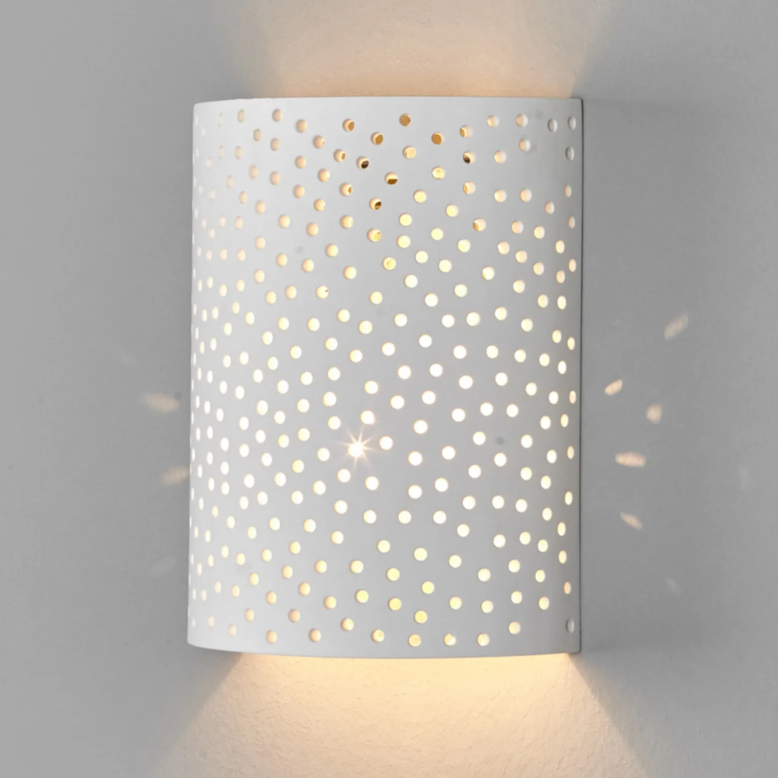 Aplique de pared Jiru de Lindby, altura 23 cm, blanco, semicircular, yeso