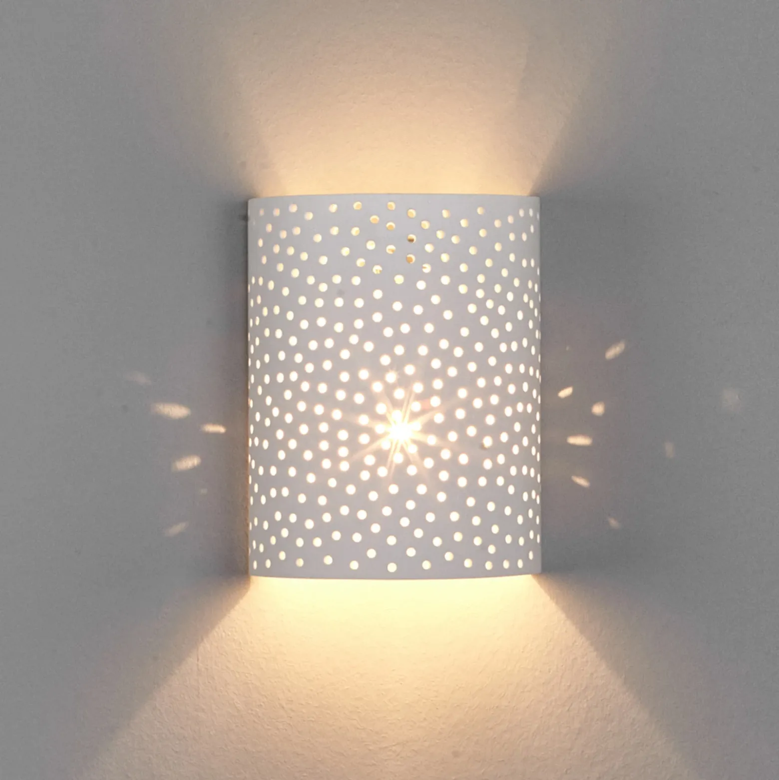 Aplique de pared Jiru de Lindby, altura 23 cm, blanco, semicircular, yeso