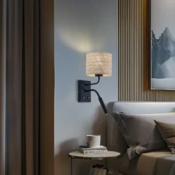 Aplique de pared Jovin 1 luz con foco, pantalla de ratán