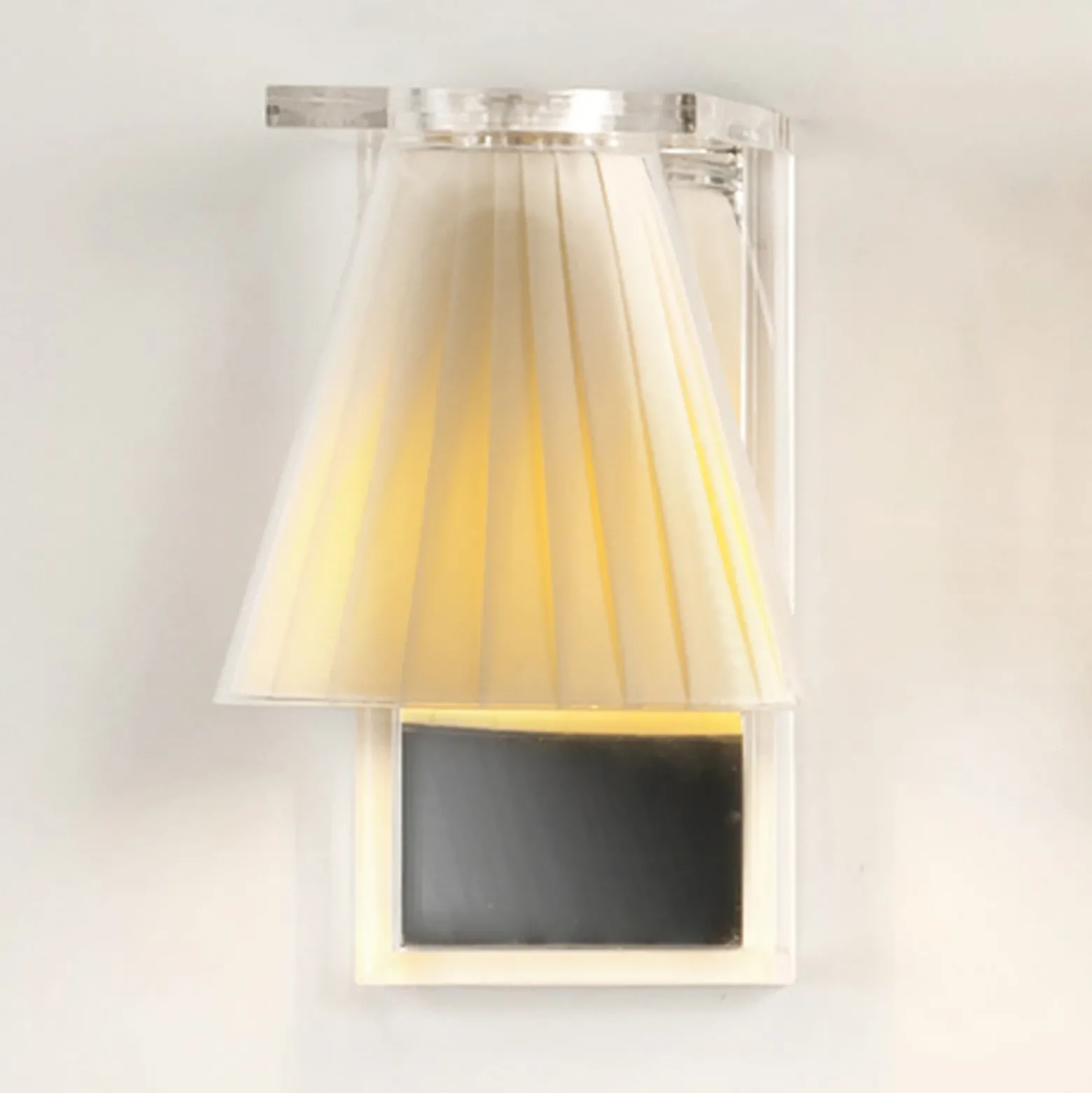 Aplique de pared Kartell Light-Air con pantalla de tela