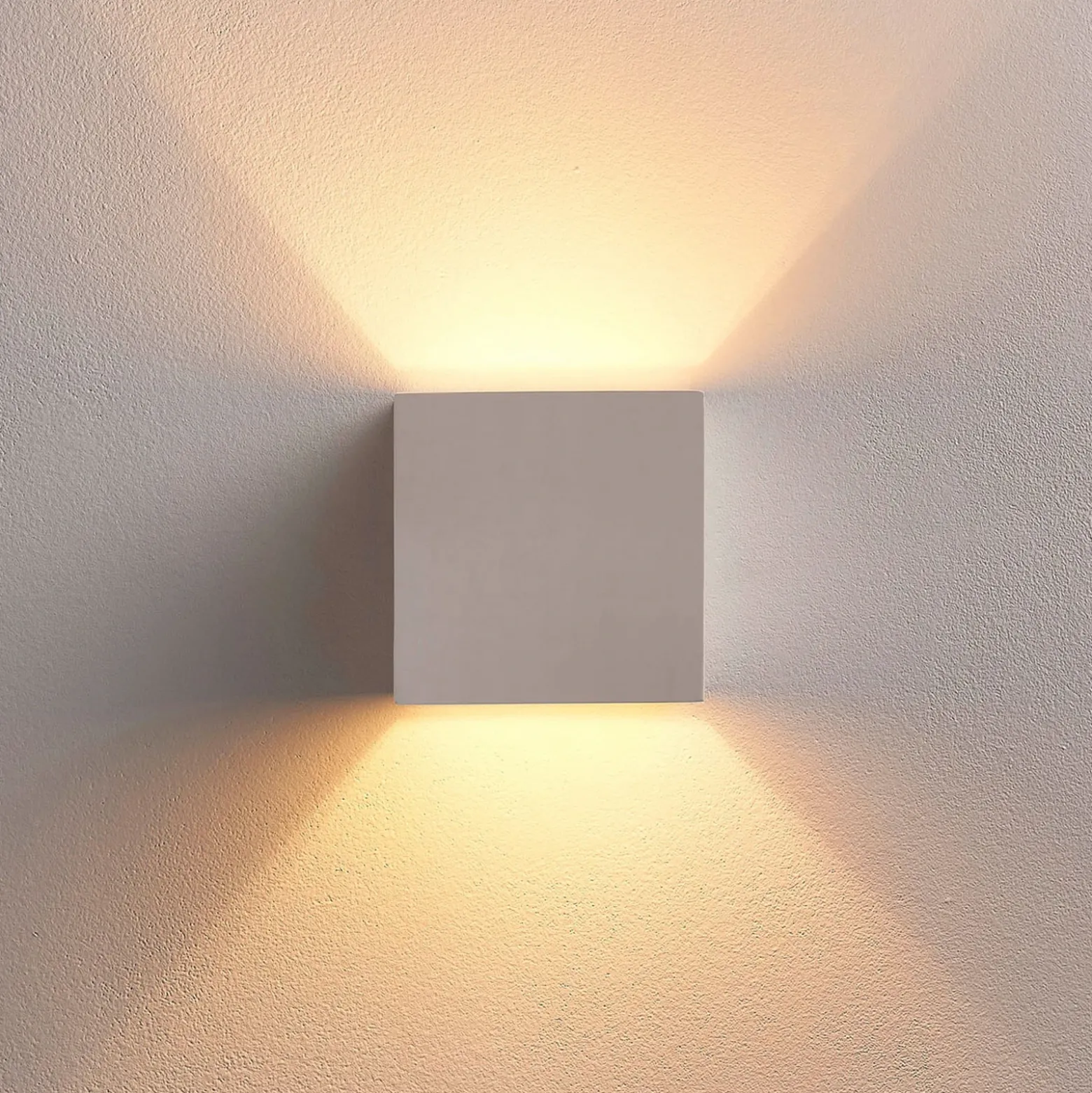 Aplique de pared Kay de Lindby, blanco, yeso, juego de 2 unidades