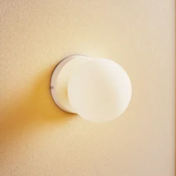 Aplique de pared Kiba blanco/dorado con pantalla esférica de cristal