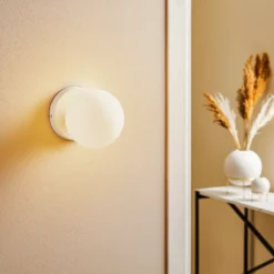 Aplique de pared Kiba blanco/dorado con pantalla esférica de cristal