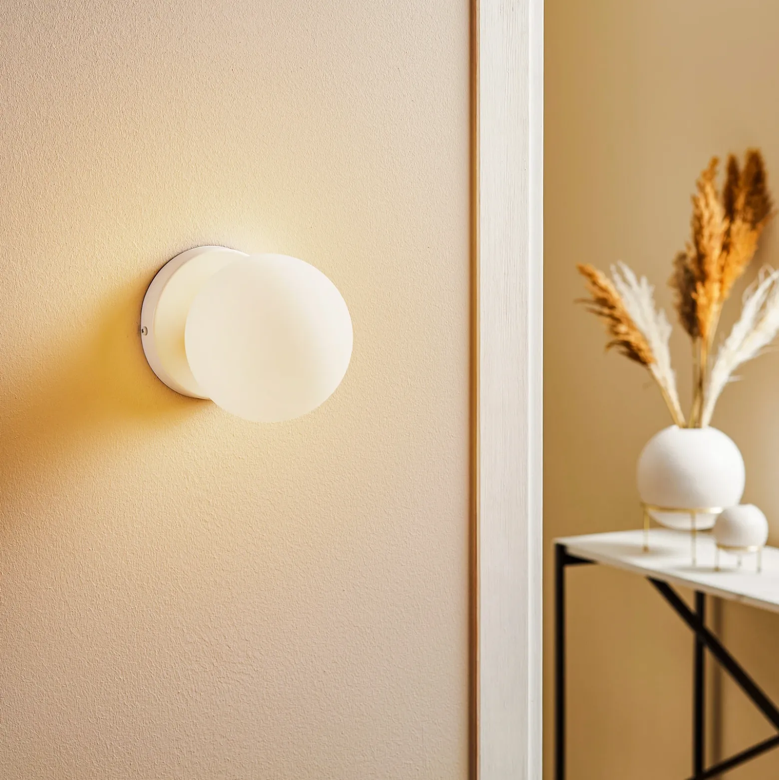 Aplique de pared Kiba blanco/dorado con pantalla esférica de cristal