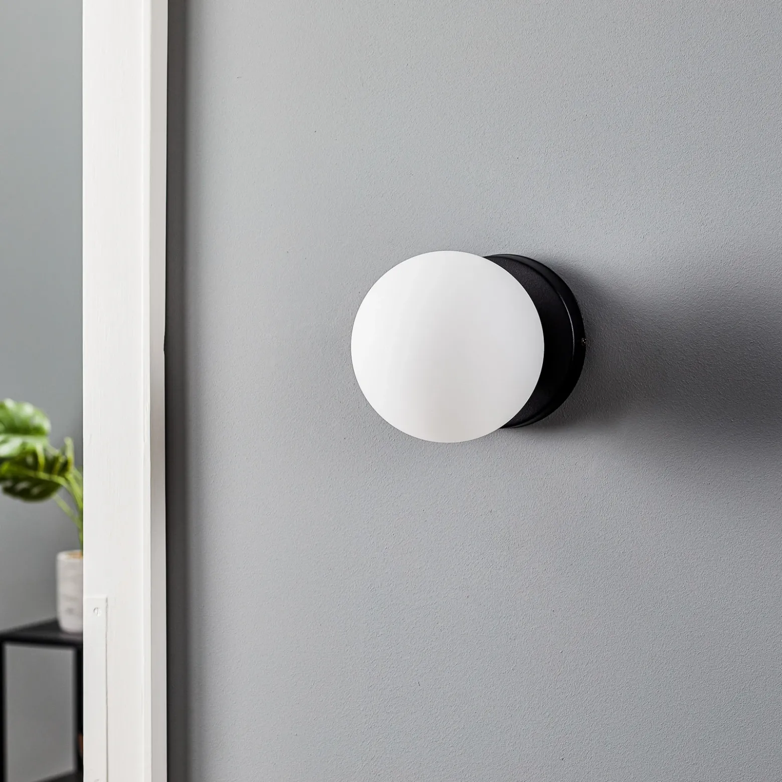 Aplique de pared Kiba, negro/dorado, pantalla esfera de cristal