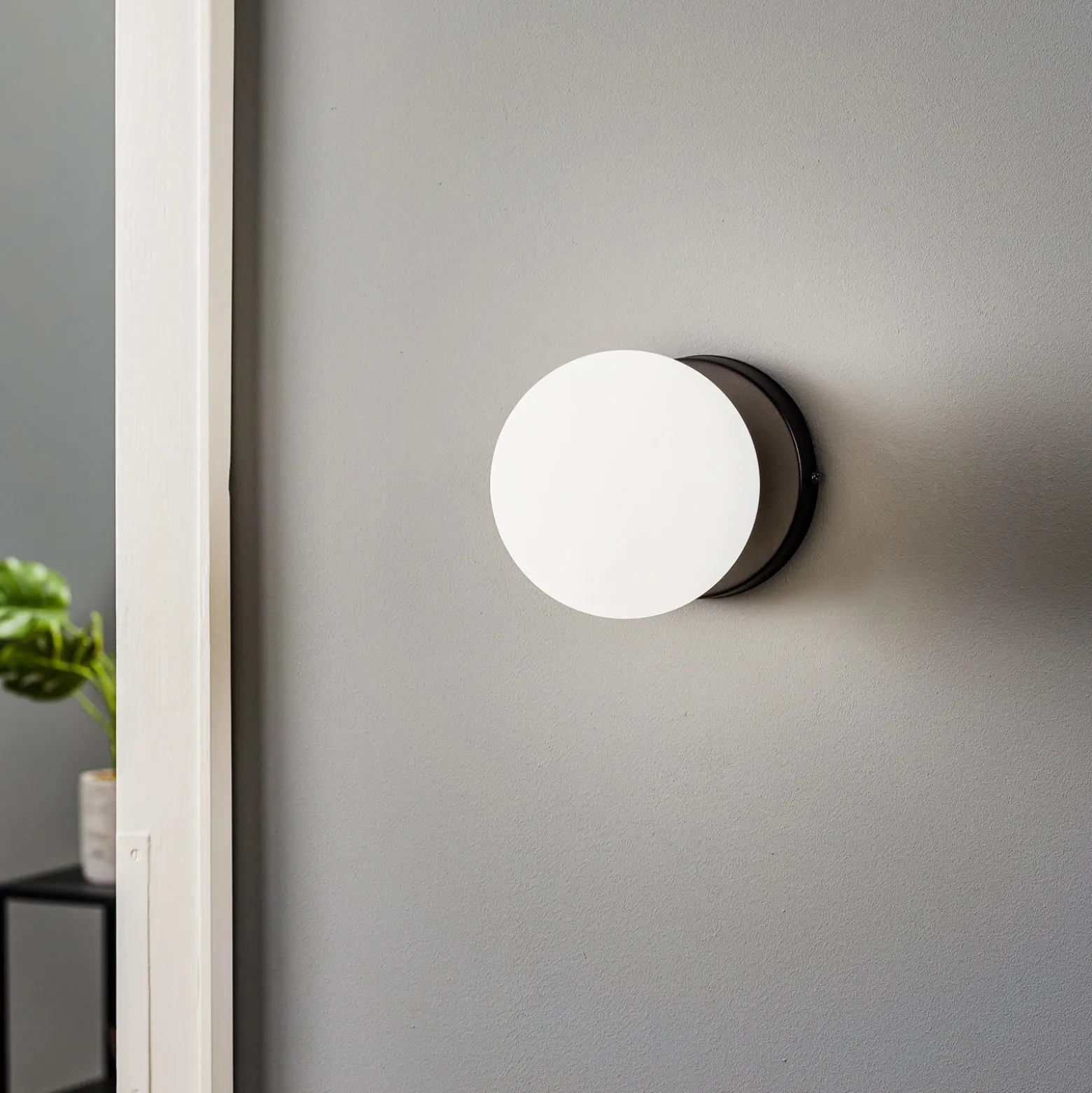 Aplique de pared Kiba, negro/dorado, pantalla esfera de cristal