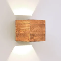 Aplique de pared LED Benicio de Lindby, 11 cm, angular, madera